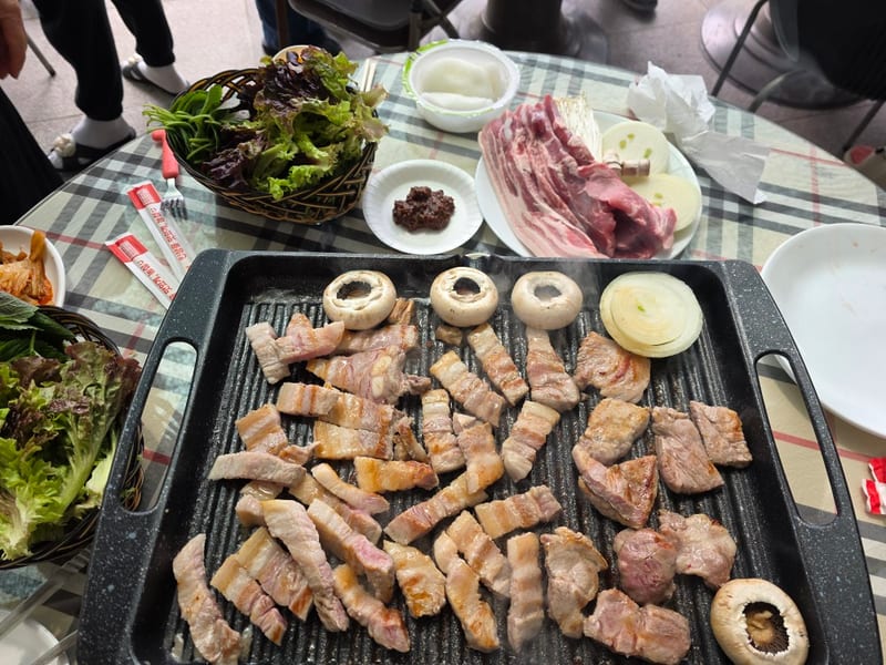 교회 친교 시간 — 함께 나누는 식사