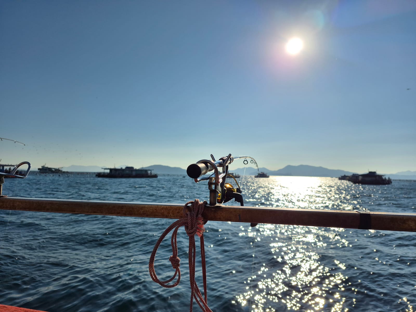 석양 아래 바다 낚시 친교