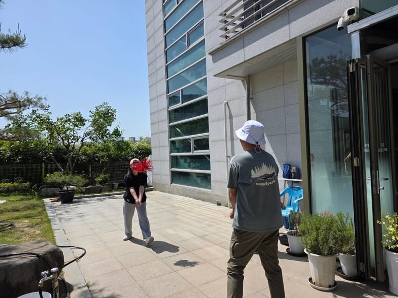 햇살 좋은 오후 교회 마당 풍경