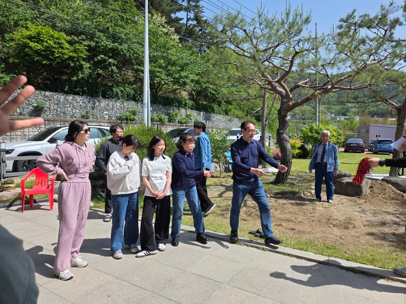 교회 앞 잔디에서의 공동체 사진