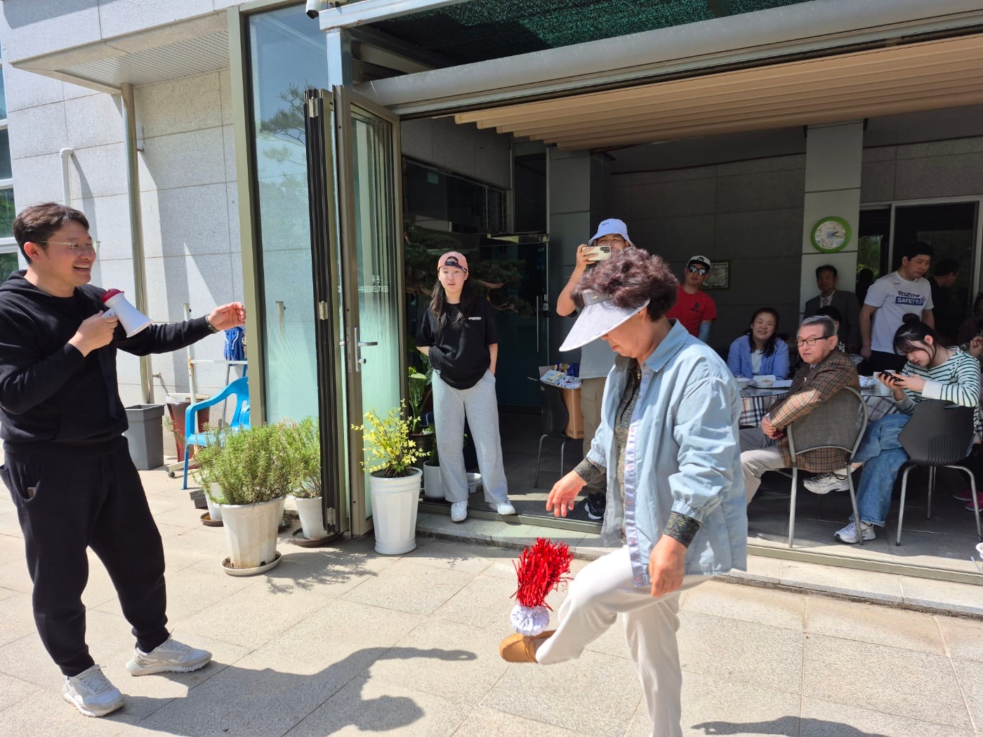 교회 입구에서 함께 즐기는 야외 활동