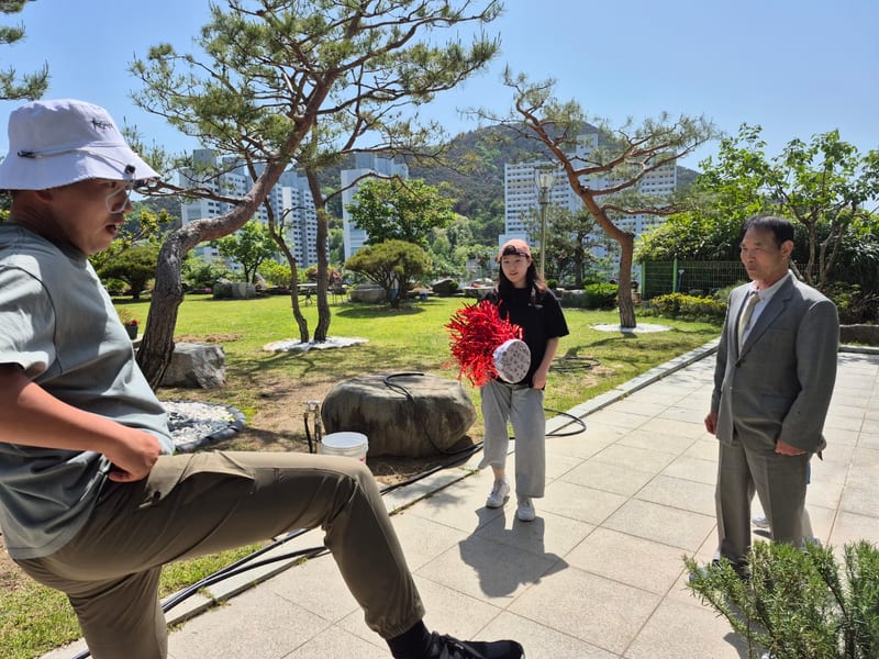 교회 정원에서 성도들과 대화하는 목사님