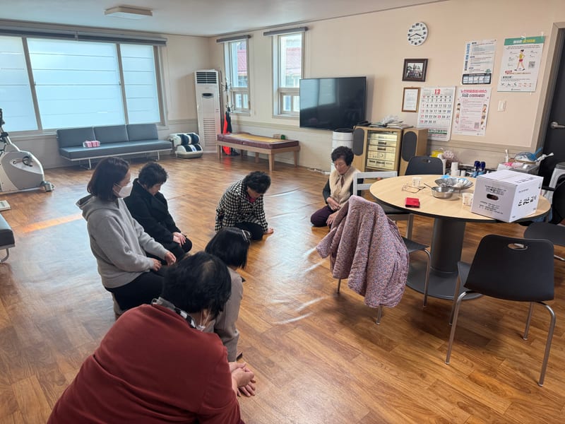 실내에서 함께 기도하는 여성 성도들